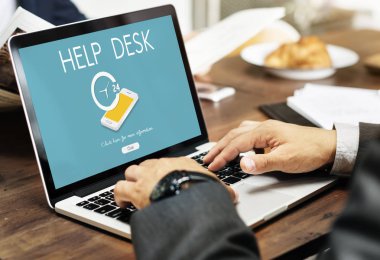 Bilgisayarda Daktilo Yazan İşadamı