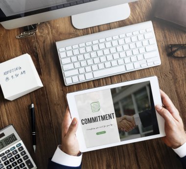 iş kişi dijital tablet kullanma
