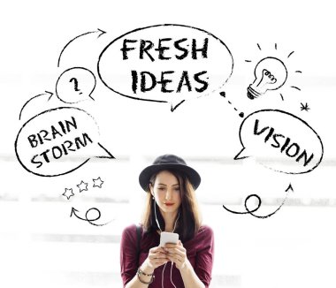 Cep telefonu kullanan kadın