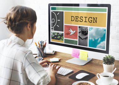 bilgisayar ile çalışan kadın 