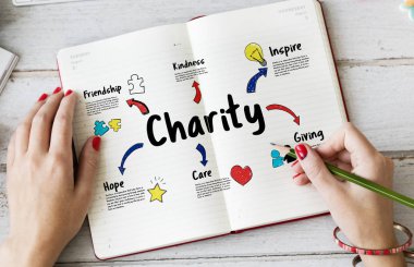 Günlüğe yazan kadın.