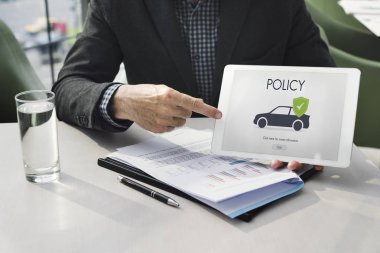 Elinde tablet tutan bir iş adamı
