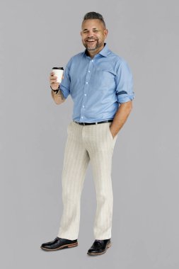 Elinde kahve tutan adam.