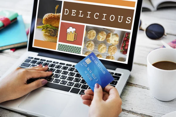 Frau mit Laptop und Kreditkarte. — Stockfoto