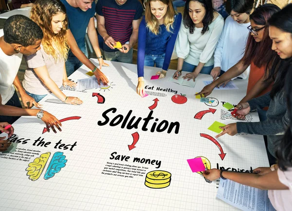 Gruppo di studenti al tavolo da lavoro — Foto Stock