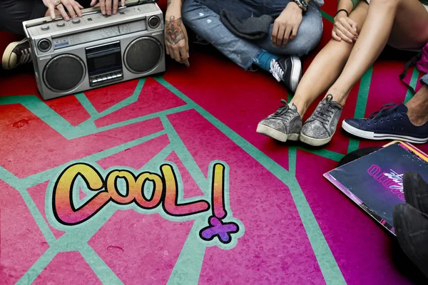 Amici seduti sul pavimento con boombox — Foto Stock