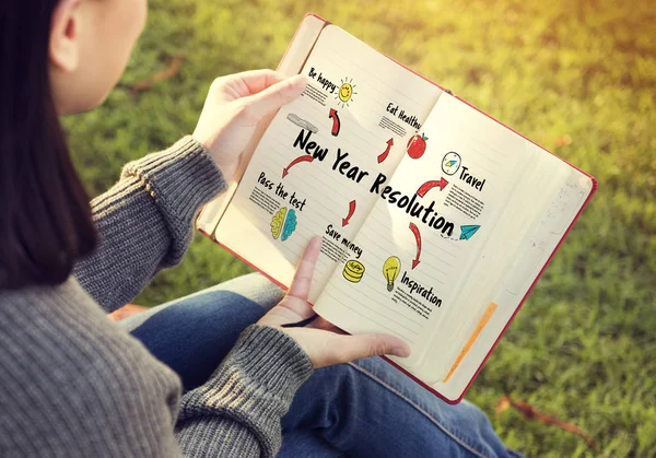 Mujer con cuaderno de papel en las manos — Foto de Stock