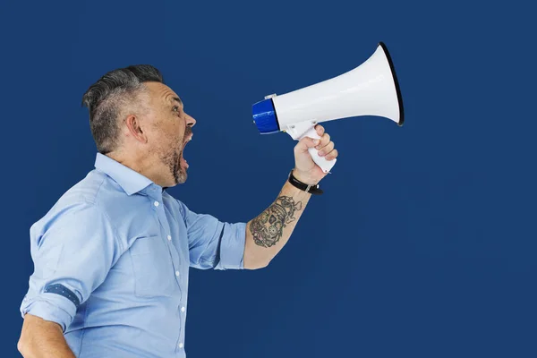 Maduro homem segurando Megaphone — Fotografia de Stock