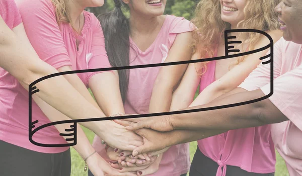 Mulheres em camisas rosa de mãos dadas — Fotografia de Stock