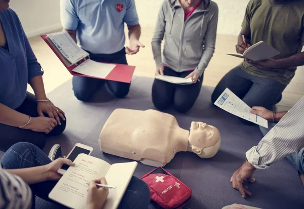 Mensen tijdens de reanimatie EHBO opleiding — Stockfoto