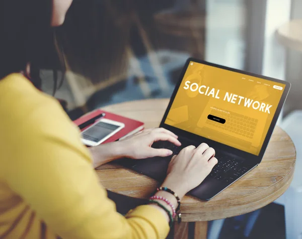 Vrouw met laptop — Stockfoto