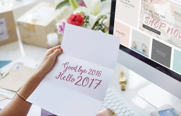 Mujer leyendo tarjeta de felicitación — Foto de Stock