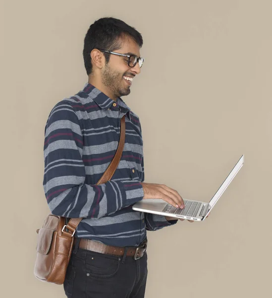 Man met laptop — Stockfoto