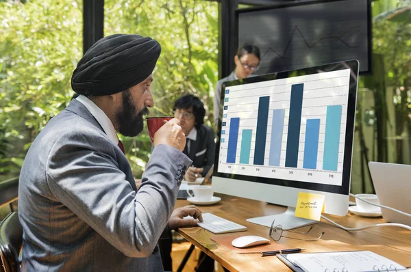 Empresário que trabalha no computador — Fotografia de Stock