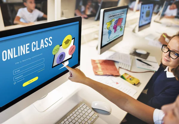 Leerlingen in klas van de computer — Stockfoto