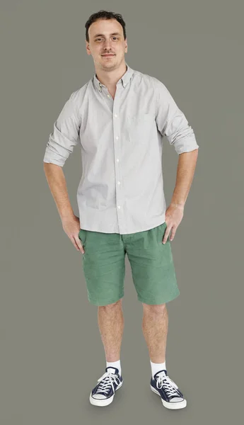 Hombre con camisa y pantalones cortos — Foto de Stock