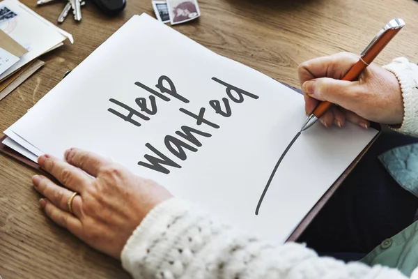 Vrouw schrijven op papier — Stockfoto