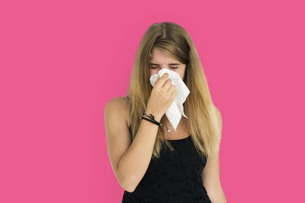 Mujer enferma estornudo en servilleta — Foto de Stock