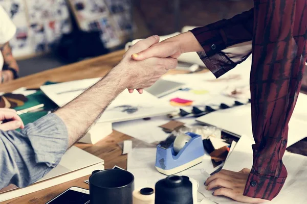 Stretta di mano sopra il tavolo del posto di lavoro — Foto Stock