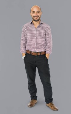 Yakışıklı sakallı adam..