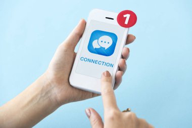 insan elinden tutarak cep telefonu