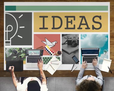 İşyerinde dizüstü bilgisayarlar kullanan kişiler.