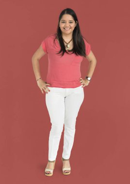 gülümseyen ve kalçalarına elele kadın