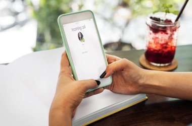 insan elinden tutarak cep telefonu
