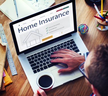 İş adamı dizüstü bilgisayar kullanıyor