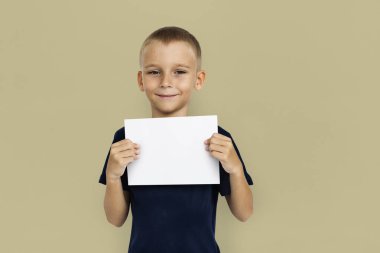 kağıt ile küçük çocuk 