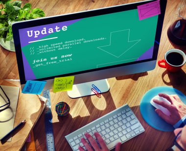 Bilgisayar kullanan bir iş adamı 