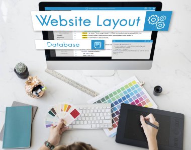 Grafik tabletine resim çizen kadın