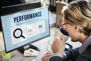 Ofiste çalışan bir iş adamı.