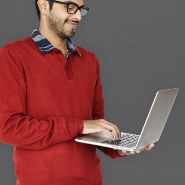 Dizüstü bilgisayar tutan adam