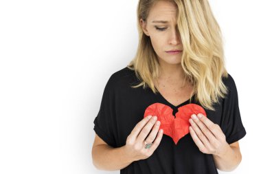kırık kalp tutan kadın