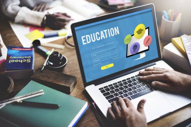 laptop ile çalışan kişi