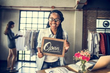 Elbise dükkanı insanlarda 