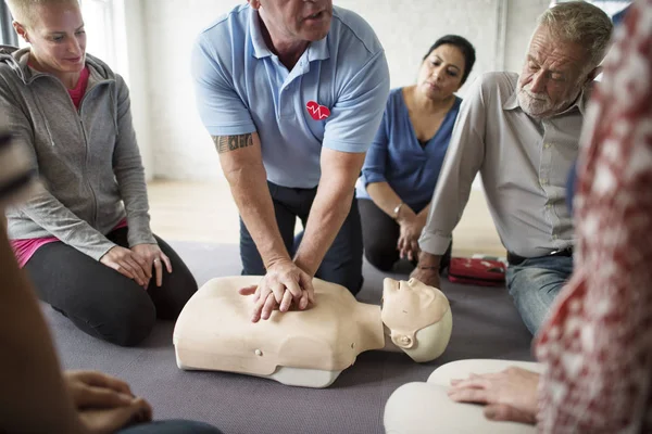 Personer under HLR första hjälpen utbildning — Stockfoto