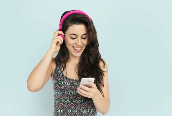 Femme avec téléphone et écouteurs . — Photo