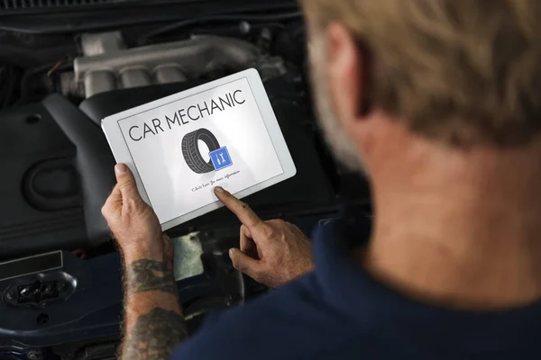 Mécanicien de voiture utilisant la tablette numérique — Photo