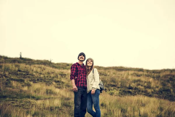 Casal passar tempo na natureza . — Fotografia de Stock