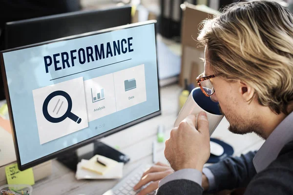 Ofiste çalışan bir iş adamı.