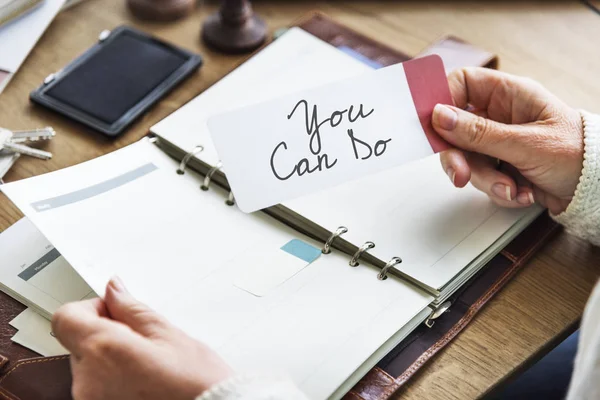 Persona que sostiene la nota en papel — Foto de Stock