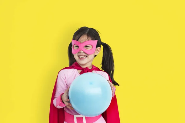 Menina segurando balão — Fotografia de Stock