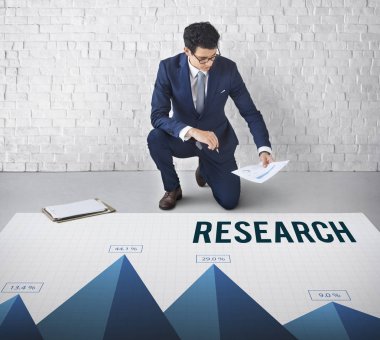 İşadamı belge belgelerle çalışma