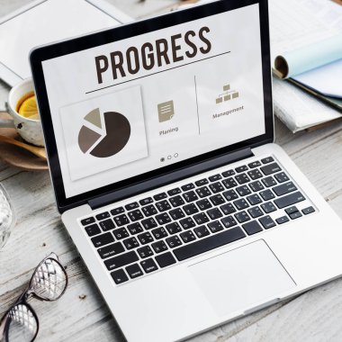 çalışma alanı tablo açılan laptop