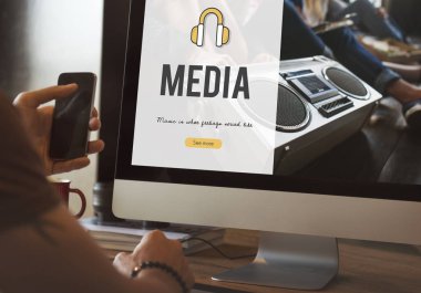 Cep telefonu tutan adam.