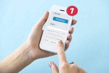insan elinden tutarak cep telefonu