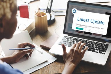 Dizüstü bilgisayarda çalışan kadın