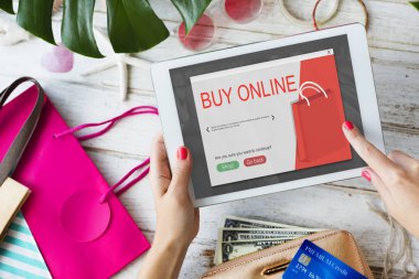 dijital tablet kullanan kadın